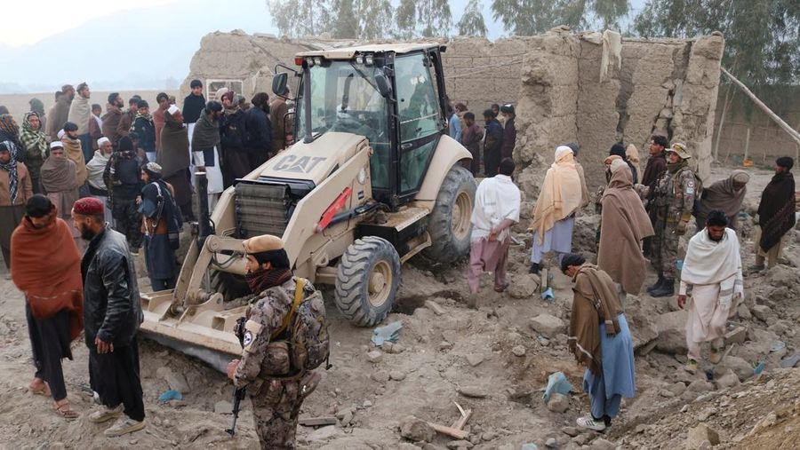 Warga berkumpul di lokasi kejadian setelah serangan udara Pakistan, di distrik Bihsud, provinsi Nangarhar, Afghanistan, 22 Februari 2026. (REUTERS/Stringer)