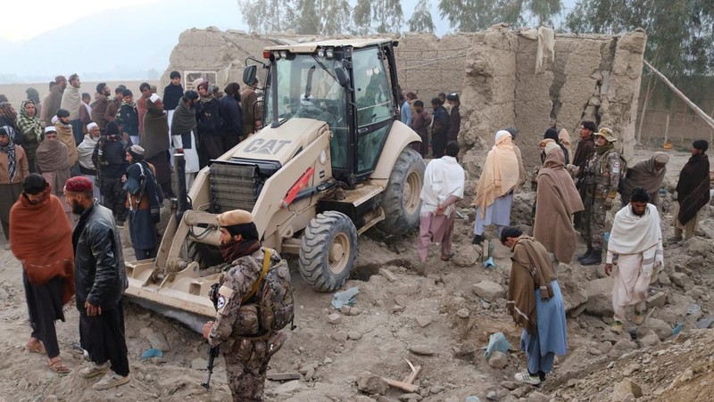 Warga berkumpul di lokasi kejadian setelah serangan udara Pakistan, di distrik Bihsud, provinsi Nangarhar, Afghanistan, 22 Februari 2026. (REUTERS/Stringer)