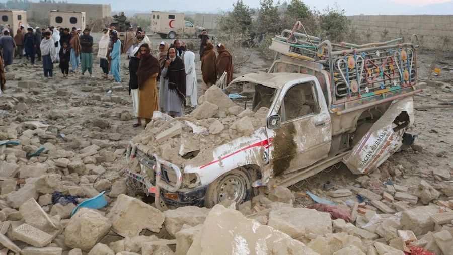 Warga berkumpul di lokasi kejadian setelah serangan udara Pakistan, di distrik Bihsud, provinsi Nangarhar, Afghanistan, 22 Februari 2026. (REUTERS/Stringer)