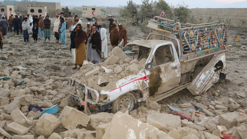 Warga berkumpul di lokasi kejadian setelah serangan udara Pakistan, di distrik Bihsud, provinsi Nangarhar, Afghanistan, 22 Februari 2026. (REUTERS/Stringer)