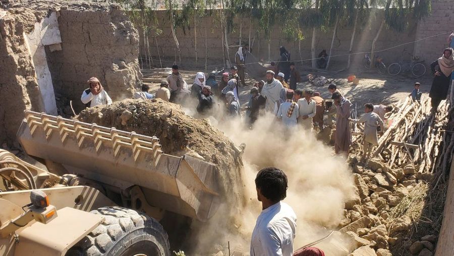 Warga berkumpul di lokasi kejadian setelah serangan udara Pakistan, di distrik Bihsud, provinsi Nangarhar, Afghanistan, 22 Februari 2026. (REUTERS/Stringer)
