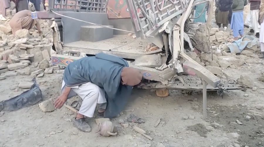 Warga berkumpul di lokasi kejadian setelah serangan udara Pakistan, di distrik Bihsud, provinsi Nangarhar, Afghanistan, 22 Februari 2026. (REUTERS/Stringer)