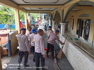 Dukung Program ASRI, Polairud Polda Metro Bersihkan Tempat Ibadah di Jakut