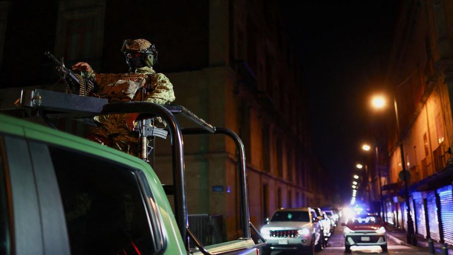 Anggota tentara berpatroli di sekitar Palacio Nacional, tempat Presiden Claudia Sheinbaum akan mengadakan konferensi pers terkait pembunuhan gembong narkoba Nemesio Oseguera, yang dikenal sebagai 'El Mencho,' di Mexico City, Meksiko, Senin (23/2/2026). (REUTERS/Raquel Cunha)
