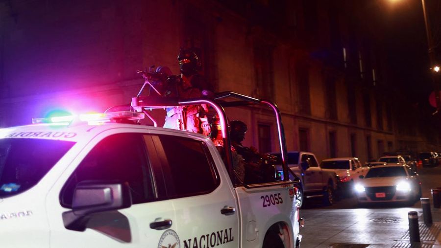 Anggota tentara berpatroli di sekitar Palacio Nacional, tempat Presiden Claudia Sheinbaum akan mengadakan konferensi pers terkait pembunuhan gembong narkoba Nemesio Oseguera, yang dikenal sebagai 'El Mencho,' di Mexico City, Meksiko, Senin (23/2/2026). (REUTERS/Raquel Cunha)