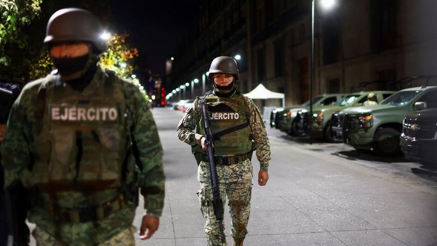 Anggota tentara berpatroli di sekitar Palacio Nacional, tempat Presiden Claudia Sheinbaum akan mengadakan konferensi pers terkait pembunuhan gembong narkoba Nemesio Oseguera, yang dikenal sebagai 'El Mencho,' di Mexico City, Meksiko, Senin (23/2/2026). (REUTERS/Raquel Cunha)