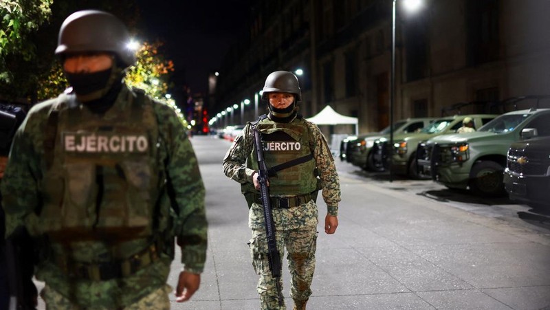 Anggota tentara berpatroli di sekitar Palacio Nacional, tempat Presiden Claudia Sheinbaum akan mengadakan konferensi pers terkait pembunuhan gembong narkoba Nemesio Oseguera, yang dikenal sebagai 'El Mencho,' di Mexico City, Meksiko, Senin (23/2/2026). (REUTERS/Raquel Cunha)