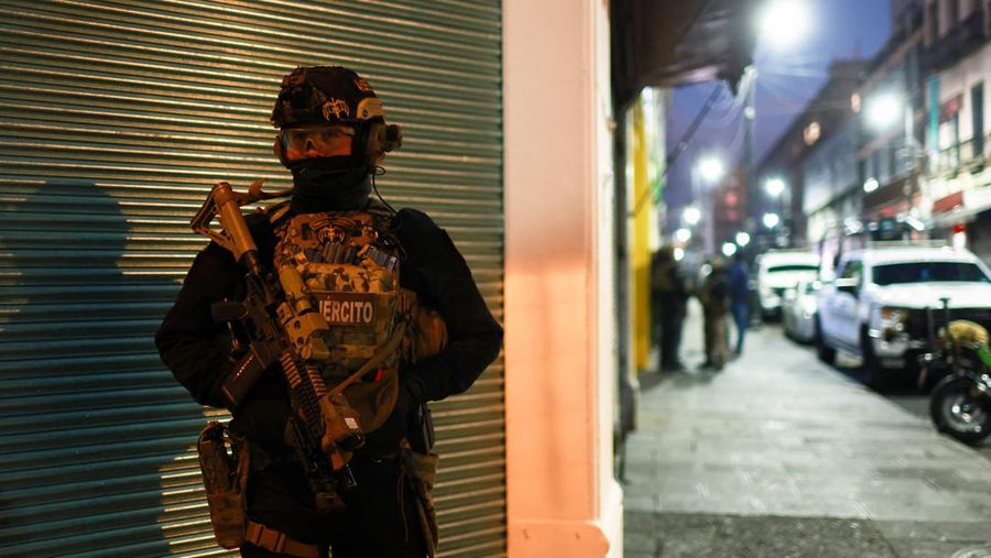 Anggota tentara berpatroli di sekitar Palacio Nacional, tempat Presiden Claudia Sheinbaum akan mengadakan konferensi pers terkait pembunuhan gembong narkoba Nemesio Oseguera, yang dikenal sebagai 'El Mencho,' di Mexico City, Meksiko, Senin (23/2/2026). (REUTERS/Raquel Cunha)