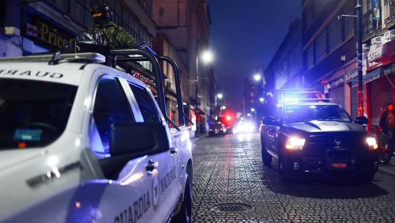Anggota tentara berpatroli di sekitar Palacio Nacional, tempat Presiden Claudia Sheinbaum akan mengadakan konferensi pers terkait pembunuhan gembong narkoba Nemesio Oseguera, yang dikenal sebagai 'El Mencho,' di Mexico City, Meksiko, Senin (23/2/2026). (REUTERS/Raquel Cunha)