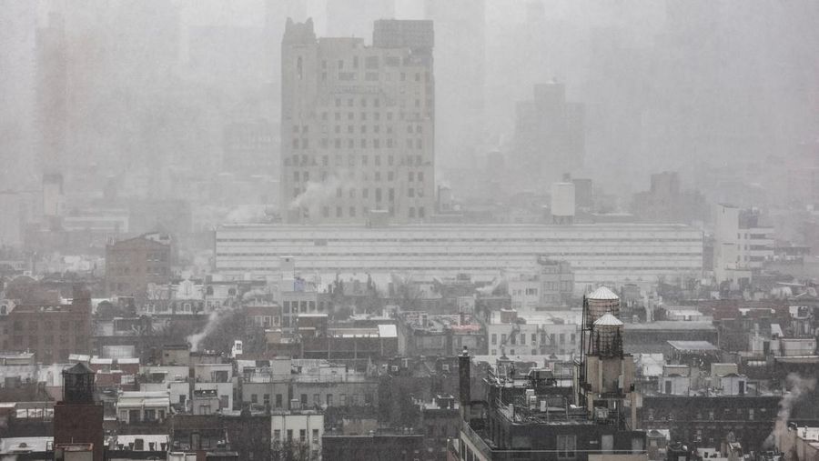 Badai salju musim dingin melanda Kota New York, Amerika Serikta (AS), MInggu (22/2/2026). (REUTERS/Jeenah Moon)