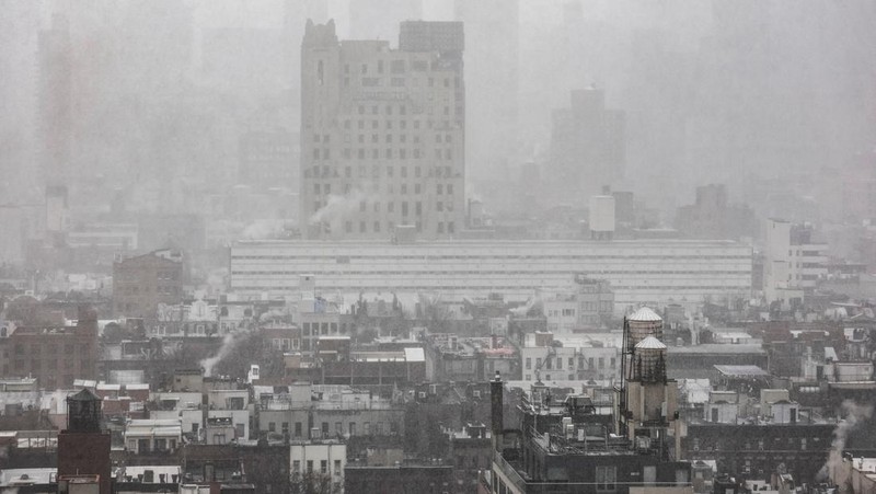 Badai salju musim dingin melanda Kota New York, Amerika Serikta (AS), MInggu (22/2/2026). (REUTERS/Jeenah Moon)