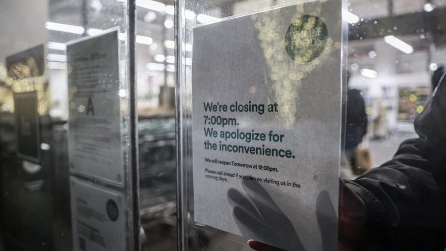 Badai salju musim dingin melanda Kota New York, Amerika Serikta (AS), MInggu (22/2/2026). (REUTERS/Jeenah Moon)