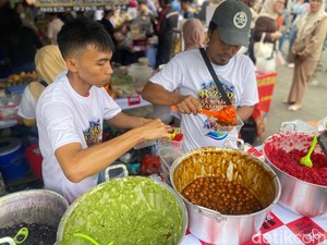 Rela Antre 30 Menit Demi Cicip Takjil Bubur Safar yang Legit