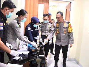 Kapolda Sumsel Pimpin-Ikut Tes Urine, Tegaskan Tak Ada Toleransi untuk Narkoba