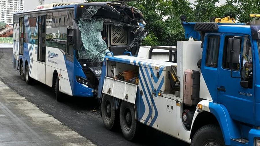Kecelakaan melibatkan 2 bus Transjakarta yang dikemudikan operator BMP 263 dan MYS 17100 di Koridor 13 ruas Swadarma arah Cipulir Jakarta Selatan, Senin (23/2/2026). (Dok. Istimewa via Detikcom)
