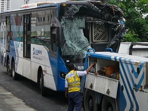 2 Bus TransJ Tabrakan di Koridor 13 Arah Cipulir, Penumpang Dievakuasi