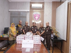 Kejati Sumut Terima Uang Pengembalian Rp 13 Miliar Kasus Korupsi di Samosir