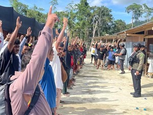 240 Pekerja Tambang Emas Dievakuasi Imbas KKB Bakar Pos PT Kristalin di Nabire