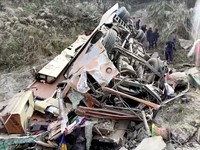 Kondisi sebuah bus yang tergelincir dari jalan pegunungan dan jatuh ke Sungai Trishuli di distrik Dhading, Nepal, Senin (23/2/2026). (Tangkapan Layar Video/REUTERS)