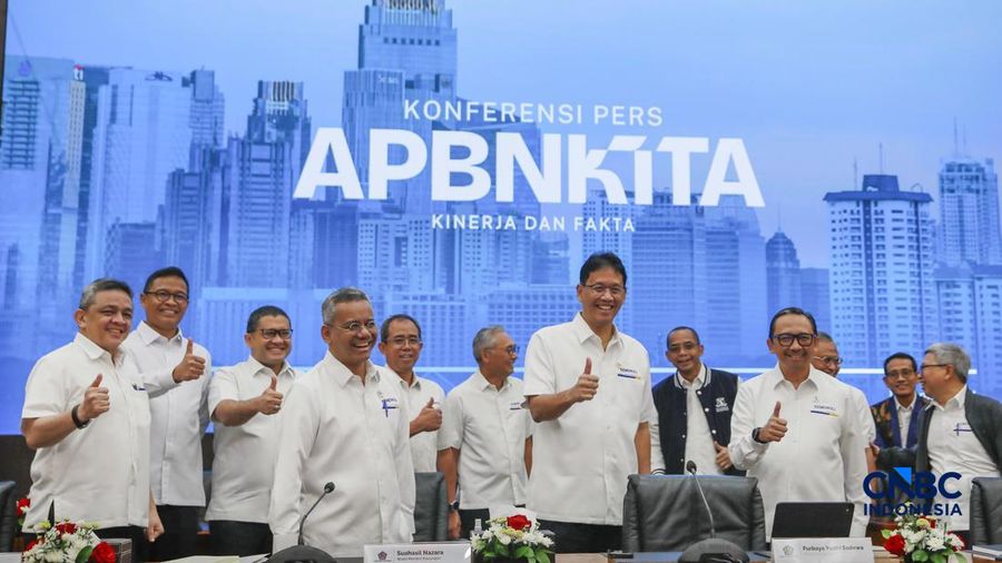 Menteri keuangan (Menkeu), Purbaya Yudhi Sadewa berfoto bersama jelang Konferensi Pers APBN KiTa Edisi Februari 2026, di kantor pusat Kementerian Keuangan, Jakarta Pusat, Senin (23/2/2026). (CNBC Indonesia/Muhammad Sabki)