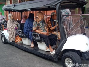 Keren! Masjid Sunan Kalijaga Klaten Jemput Jemaah Lansia Pakai Mobil Golf
