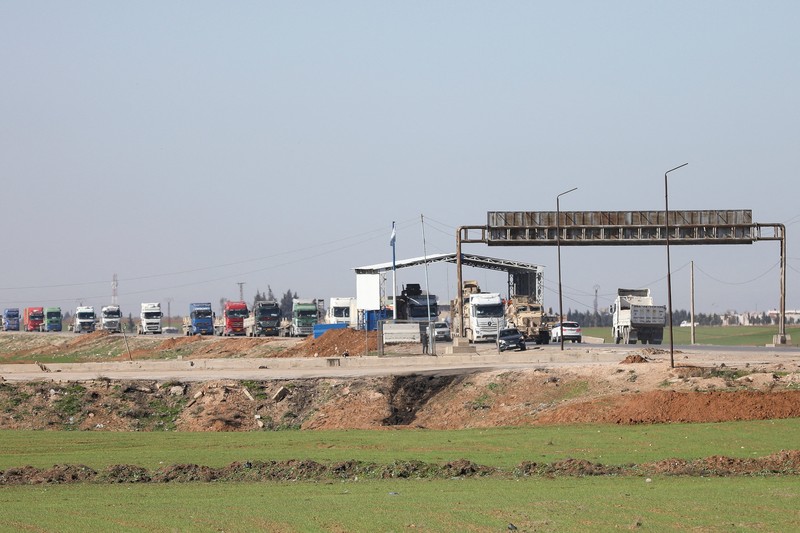Pasukan AS mulai menarik diri dari pangkalan terbesar mereka di Suriah timur laut, Senin (23/2) waktu setempat.  (REUTERS/Orhan Qereman)