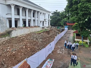 Tembok Sementara Dibangun di SMPN 182 Jaksel, Siswa Diharap Tenang