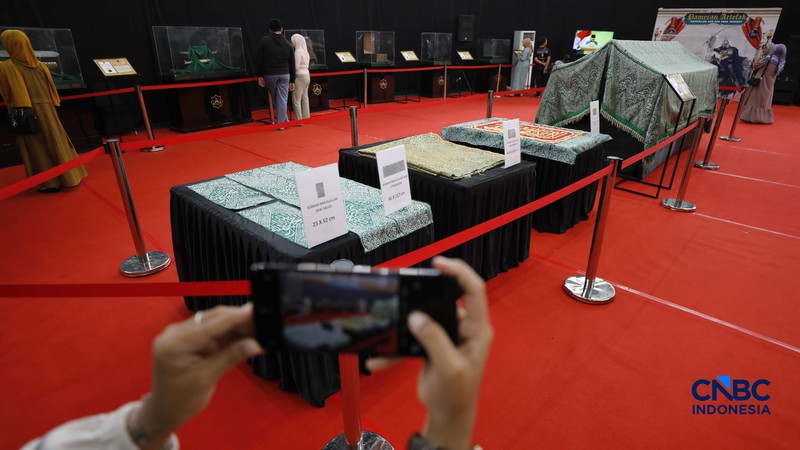 Pengujung mengamati artefak peninggalan Muhammad SAW yang dipamerkan di area Laga Satria, Kawasan Pakansari, Cibinong, Bogor, Jawa Barat, Senin (23/2/2026). (CNBC Indonesia/Tri Susilo)