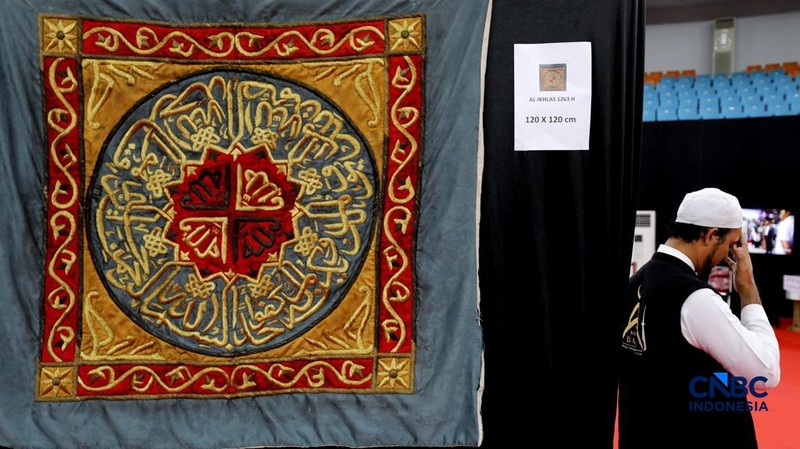 Pengujung mengamati artefak peninggalan Muhammad SAW yang dipamerkan di area Laga Satria, Kawasan Pakansari, Cibinong, Bogor, Jawa Barat, Senin (23/2/2026). (CNBC Indonesia/Tri Susilo)