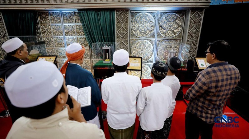 Pengujung mengamati artefak peninggalan Muhammad SAW yang dipamerkan di area Laga Satria, Kawasan Pakansari, Cibinong, Bogor, Jawa Barat, Senin (23/2/2026). (CNBC Indonesia/Tri Susilo)