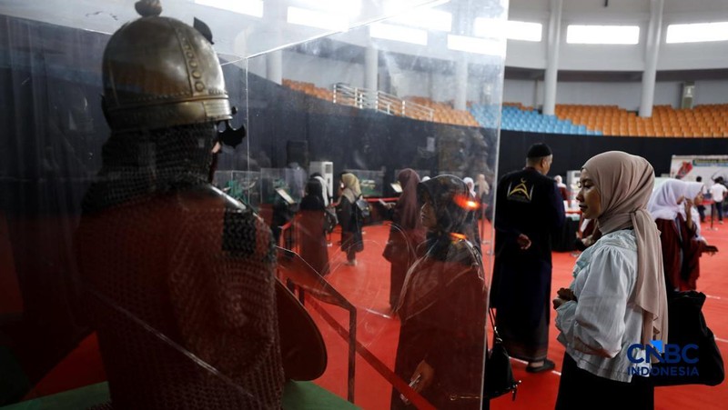 Pengujung mengamati artefak peninggalan Muhammad SAW yang dipamerkan di area Laga Satria, Kawasan Pakansari, Cibinong, Bogor, Jawa Barat, Senin (23/2/2026). (CNBC Indonesia/Tri Susilo)