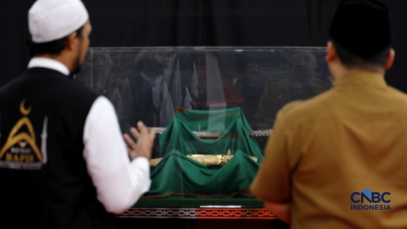 Pengujung mengamati artefak peninggalan Muhammad SAW yang dipamerkan di area Laga Satria, Kawasan Pakansari, Cibinong, Bogor, Jawa Barat, Senin (23/2/2026). (CNBC Indonesia/Tri Susilo)