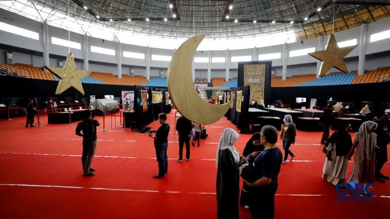 Pengujung mengamati artefak peninggalan Muhammad SAW yang dipamerkan di area Laga Satria, Kawasan Pakansari, Cibinong, Bogor, Jawa Barat, Senin (23/2/2026). (CNBC Indonesia/Tri Susilo)