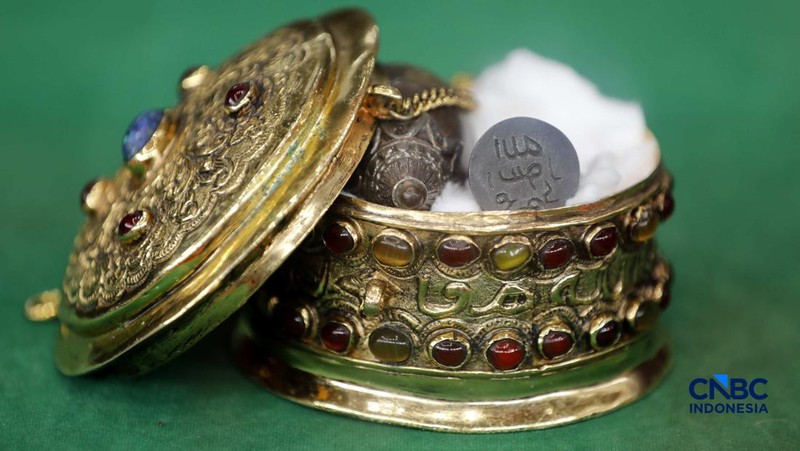 Pengujung mengamati artefak peninggalan Muhammad SAW yang dipamerkan di area Laga Satria, Kawasan Pakansari, Cibinong, Bogor, Jawa Barat, Senin (23/2/2026). (CNBC Indonesia/Tri Susilo)