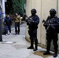 Personel keamanan berjaga di luar Kantor Kejaksaan Khusus untuk Kejahatan Terorganisasi (FEMDO), tempat jenazah El Mencho diduga ditahan oleh pihak berwenang, setelah operasi militer di mana sumber pemerintah mengatakan gembong narkoba Meksiko Nemesi