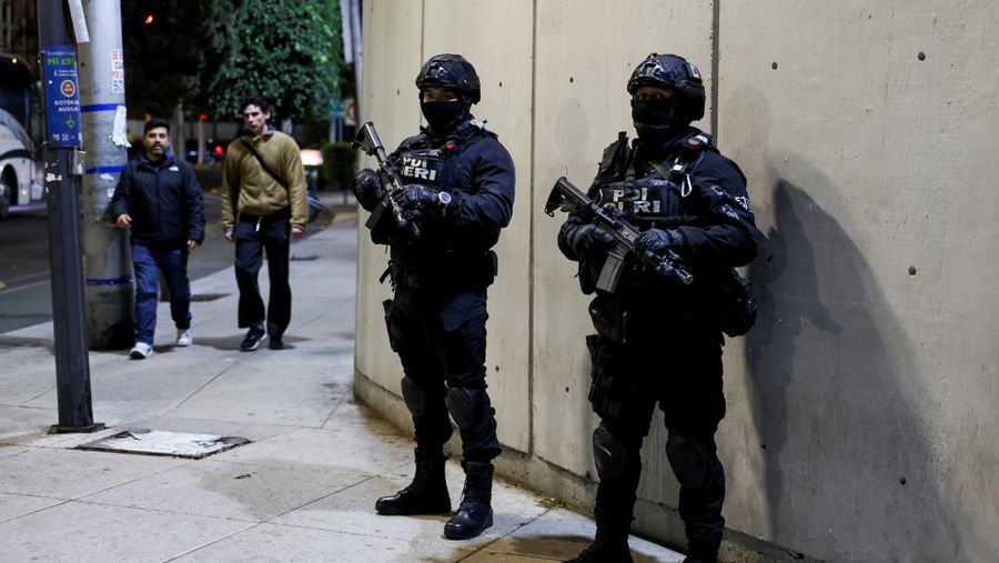 Personel keamanan berjaga di luar Kantor Kejaksaan Khusus untuk Kejahatan Terorganisasi (FEMDO), tempat jenazah El Mencho diduga ditahan oleh pihak berwenang, setelah operasi militer di mana sumber pemerintah mengatakan gembong narkoba Meksiko Nemesi