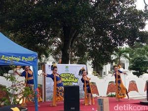 Aksi Penari Cilik Meriahkan Festival Ramadan di Jalan Siliwangi Cirebon