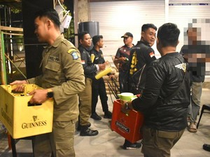 2 Resto di Surabaya Kena Tipiring gegara Nekat Jual Miras saat Ramadan