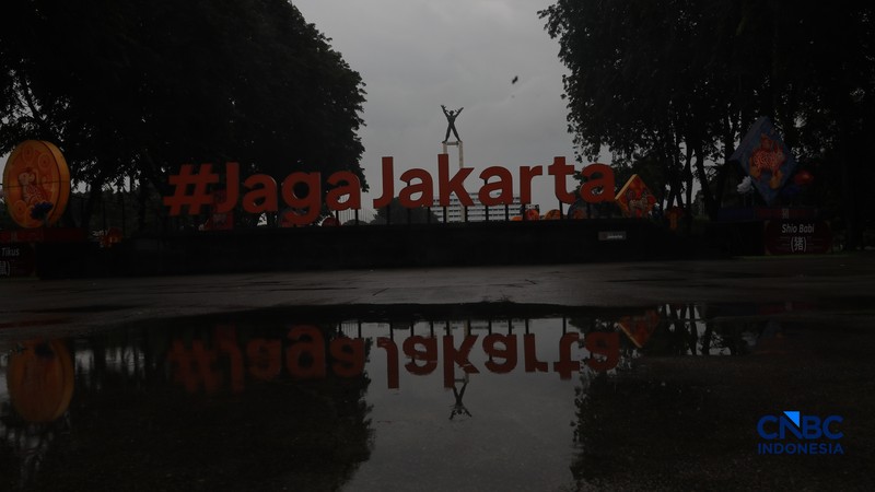 Sejumlah orang tetap melakukan aktifitas diluar rumah saat Peringatan dini cuaca Jabodetabek, Senin, (23/2/2026). (CNBC Indonesia/Muhammad Sabki)