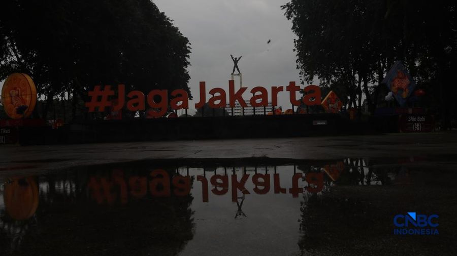 Sejumlah orang tetap melakukan aktifitas diluar rumah saat Peringatan dini cuaca Jabodetabek, Senin, (23/2/2026). (CNBC Indonesia/Muhammad Sabki)