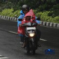 Sejumlah orang tetap melakukan aktifitas diluar rumah saat Peringatan dini cuaca Jabodetabek, Senin, (23/2/2026). (CNBC Indonesia/Muhammad Sabki)
