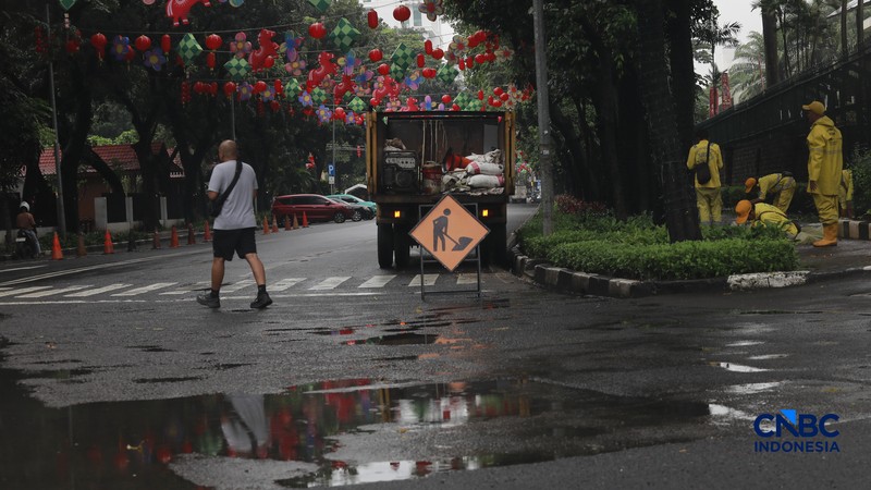 Sejumlah orang tetap melakukan aktifitas diluar rumah saat Peringatan dini cuaca Jabodetabek, Senin, (23/2/2026). (CNBC Indonesia/Muhammad Sabki)