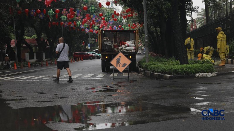Sejumlah orang tetap melakukan aktifitas diluar rumah saat Peringatan dini cuaca Jabodetabek, Senin, (23/2/2026). (CNBC Indonesia/Muhammad Sabki)