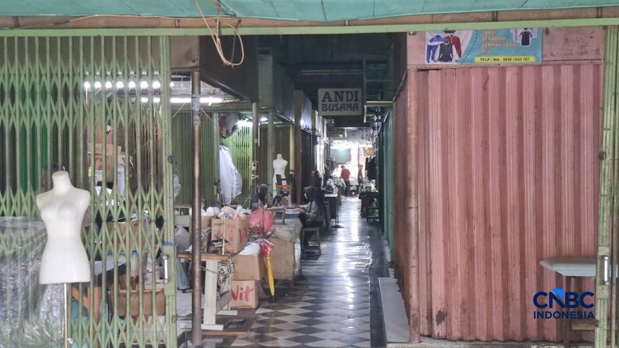 Seorang penjahit menerima pesanan di Pasar Sunan Giri, Rawamangun, Jakarta Timur, Senin (23/2/2026). (CNBC Indonesia/Chandra Dwi Pranata)