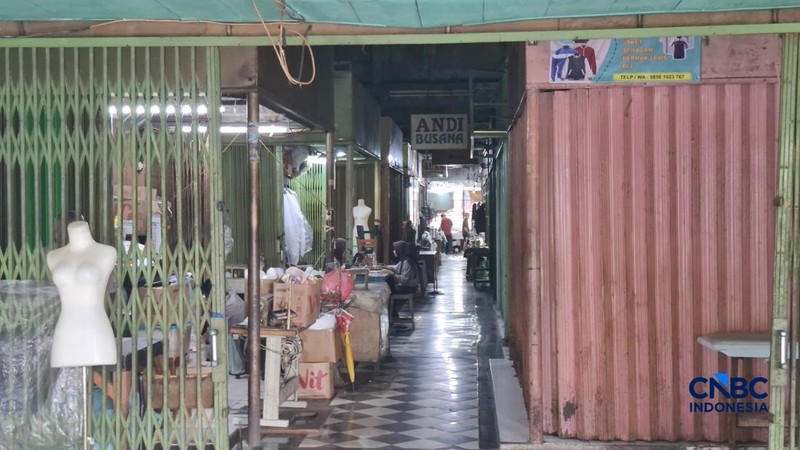 Seorang penjahit menerima pesanan di Pasar Sunan Giri, Rawamangun, Jakarta Timur, Senin (23/2/2026). (CNBC Indonesia/Chandra Dwi Pranata)