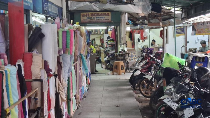 Seorang penjahit menerima pesanan di Pasar Sunan Giri, Rawamangun, Jakarta Timur, Senin (23/2/2026). (CNBC Indonesia/Chandra Dwi Pranata)