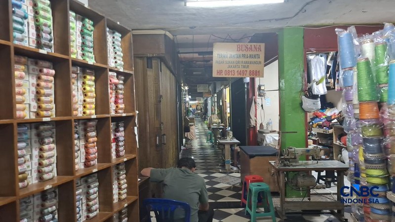 Seorang penjahit menerima pesanan di Pasar Sunan Giri, Rawamangun, Jakarta Timur, Senin (23/2/2026). (CNBC Indonesia/Chandra Dwi Pranata)