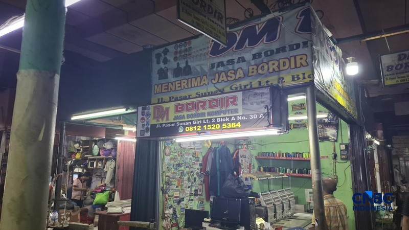 Seorang penjahit menerima pesanan di Pasar Sunan Giri, Rawamangun, Jakarta Timur, Senin (23/2/2026). (CNBC Indonesia/Chandra Dwi Pranata)