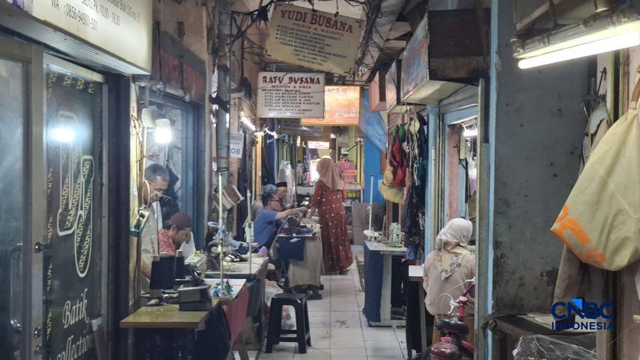 Seorang penjahit menerima pesanan di Pasar Sunan Giri, Rawamangun, Jakarta Timur, Senin (23/2/2026). (CNBC Indonesia/Chandra Dwi Pranata)