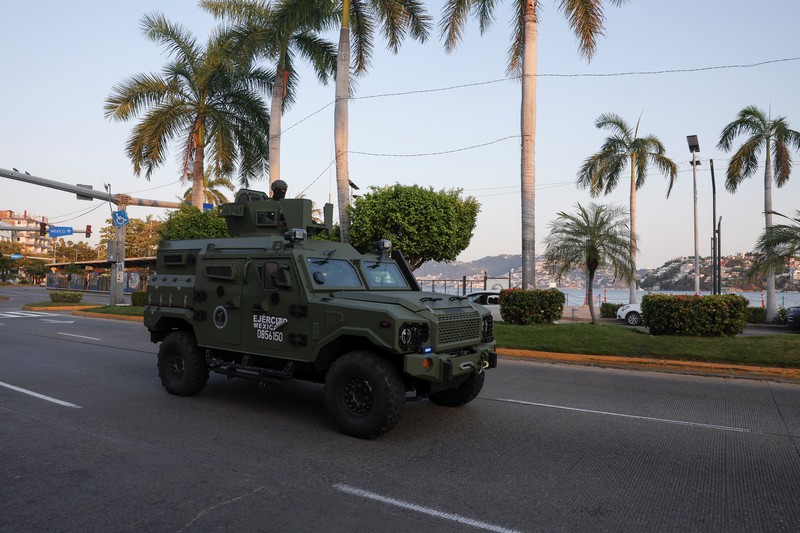 Puing-puing sebuah trailer akibat penghalang jalan dan serangan pembakaran yang dilakukan oleh anggota kejahatan terorganisir di beberapa negara bagian setelah operasi militer di mana sumber pemerintah mengatakan gembong narkoba Meksiko Nemesio Oseguera, yang dikenal sebagai